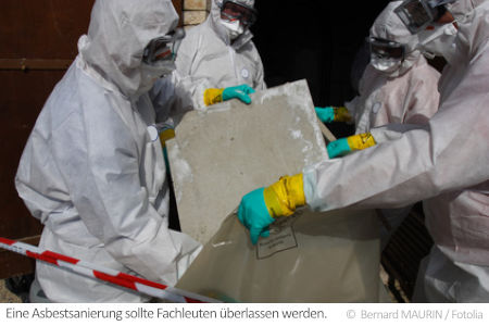 Eine Asbestentsorgung wie hier wird von einer dafür geprüften Fachfirma in Schutzkleidung ausgeführt.